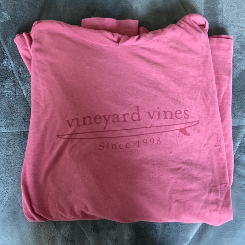 Vinyard vines pull over t-shirt. Gently worn.